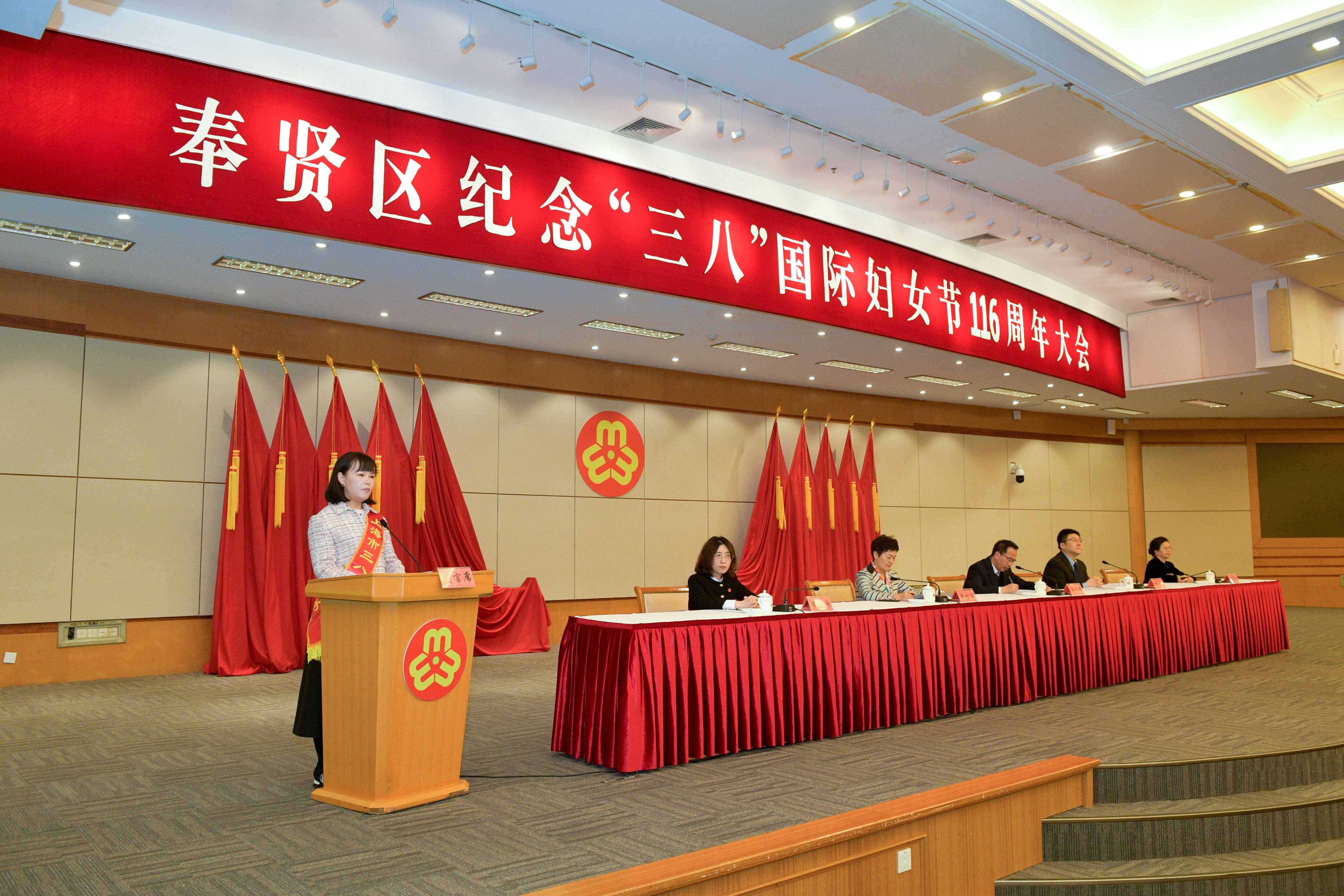 玖開集團(tuán)總經(jīng)理吳彩琴受邀出席奉賢區(qū)“三八”婦女節(jié)紀(jì)念大會并作交流發(fā)言